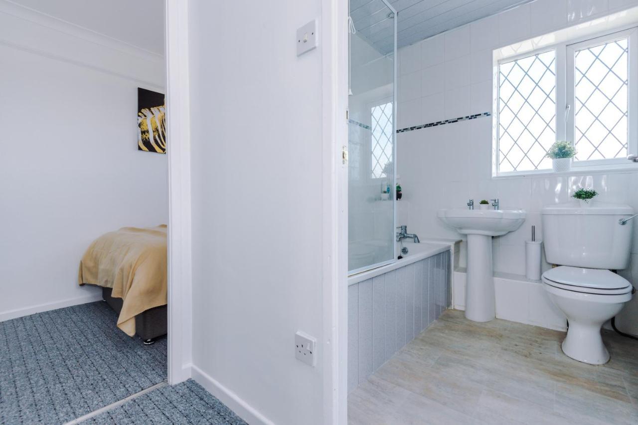 Family Friendly 3-Bed Home With Free Parking On Site Huddersfield Exterior photo