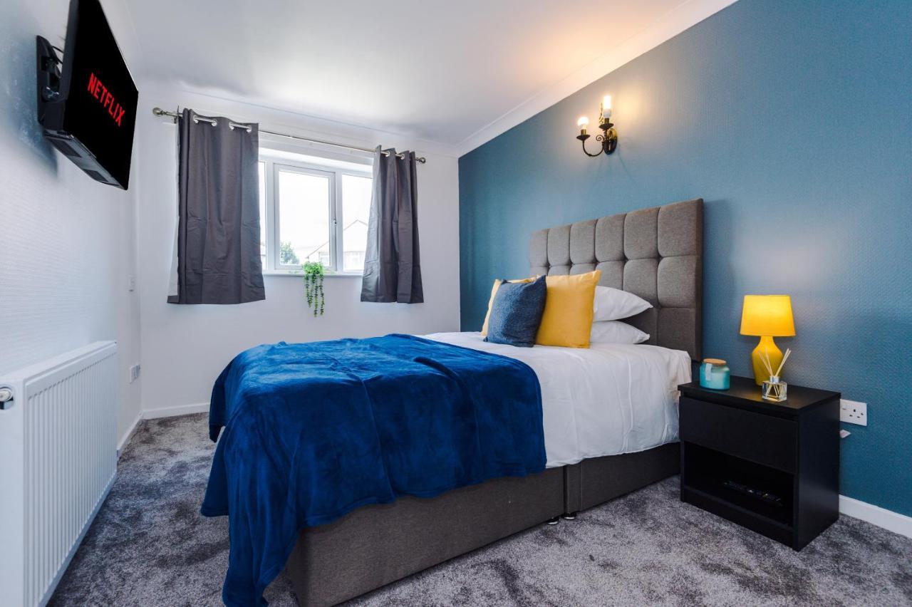 Family Friendly 3-Bed Home With Free Parking On Site Huddersfield Exterior photo
