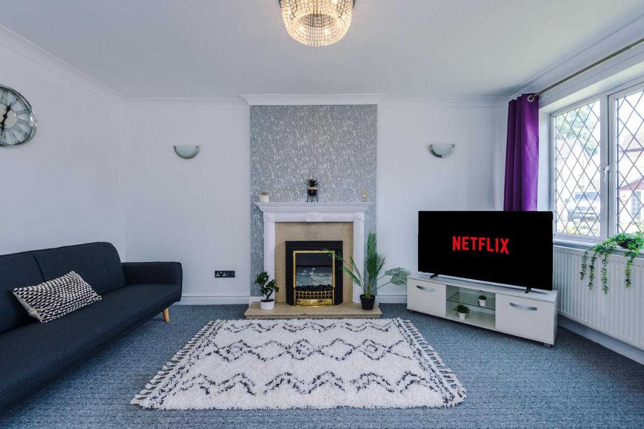 Family Friendly 3-Bed Home With Free Parking On Site Huddersfield Exterior photo
